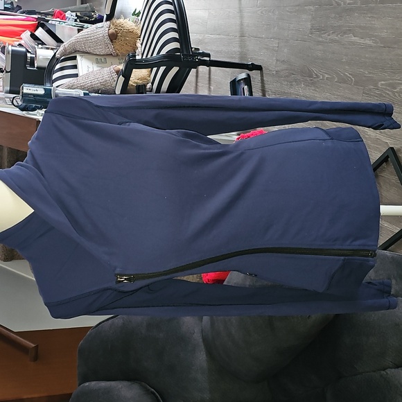 lululemon athletica Tops - LULULEMON Womens sz6 dark blue two zippered fitted top.Fits Like A Define Jacket